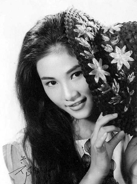 郑佩佩年轻时的照片,郑佩佩年轻时的绝美风采